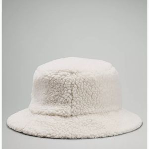 Lululemon fleece bucket hat in white tags attached